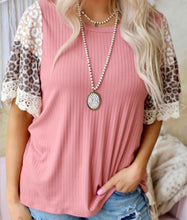 Load image into Gallery viewer, Leopard Blocked Sleeve Top
